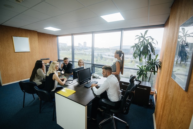 Foto el gerente discute los problemas comerciales con su personal. financiación de las empresas