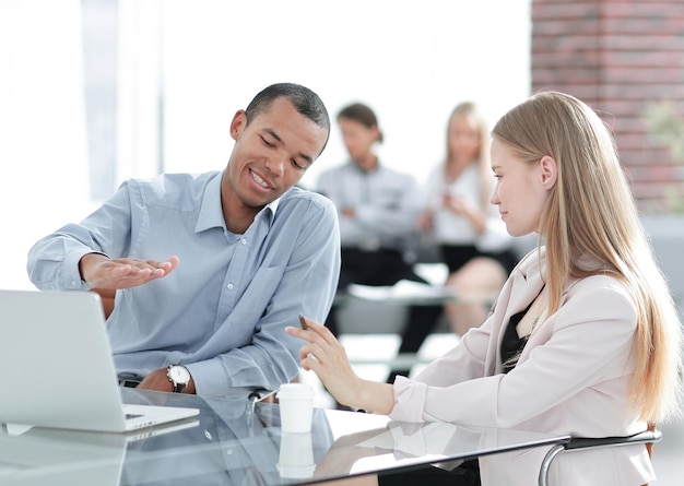 Foto gerente discutiendo con el cliente los términos del contrato