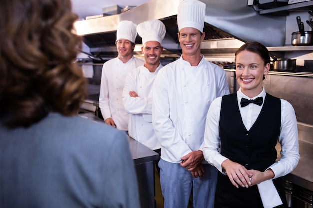 Gerente do restaurante que instrui a sua equipe de cozinha