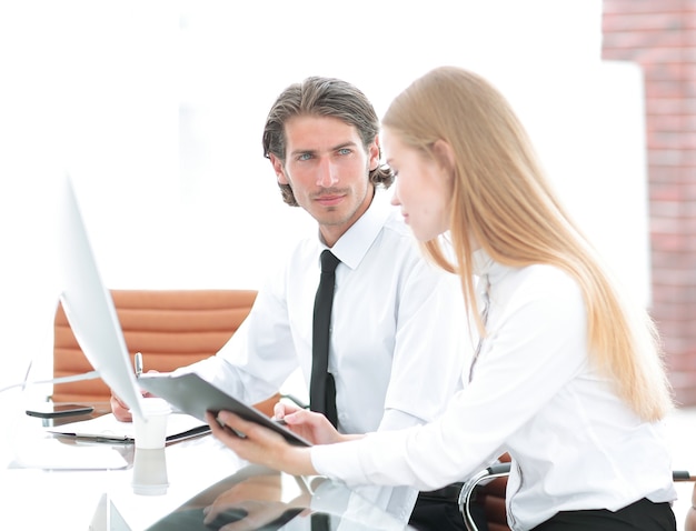 Gerente e funcionário discutindo papéis de trabalho. foto com espaço de cópia