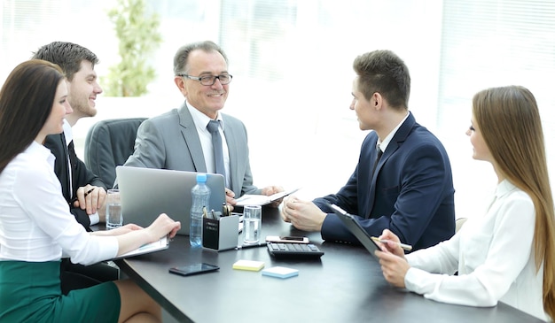 Gerente e grupo de negócios discutindo documentos financeiros