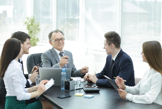 Gerente e grupo de negócios discutindo documentos financeiros