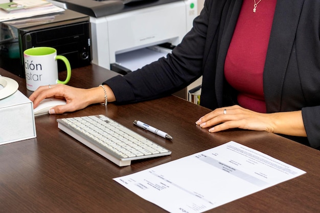 Gerente ejecutiva femenina de mujer de negocios profesional elegante joven