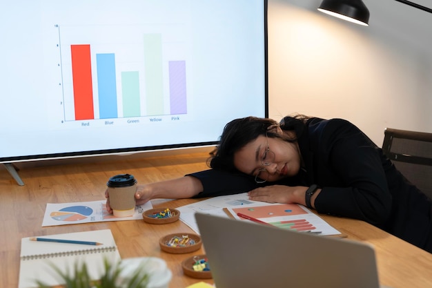 Foto gerente ejecutivo agotado que sufre de somnolencia después de horas extras de trabajo