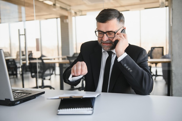 Gerente ejecutivo experimentado peleando con un empleado en el móvil gritando y gritando por un mal informe y fracaso con el jefe loco del proyecto enojado por errores de software en la solicitud de trabajo