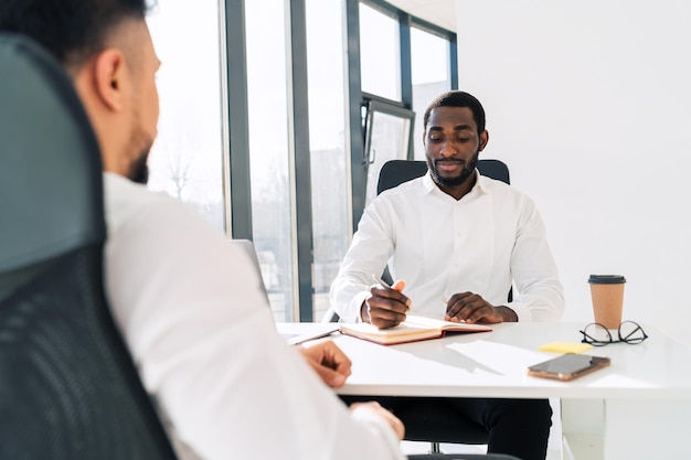 El gerente de la empresa realiza una entrevista