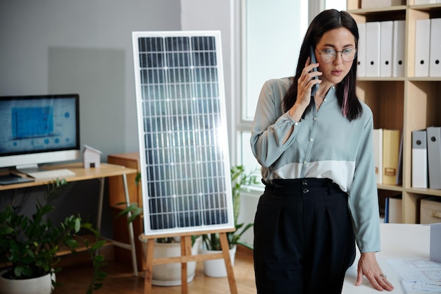 Gerente de empresa solar contestando llamada