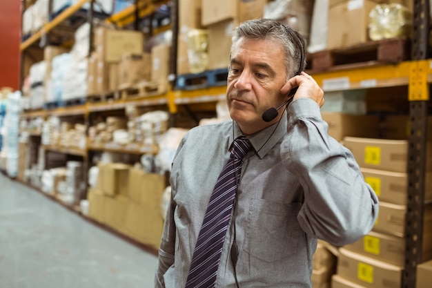 Gerente enfocado hablando en un auricular