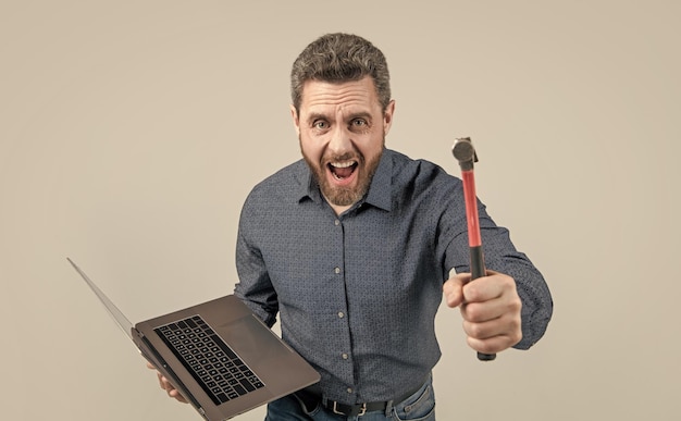 Gerente enojado administrador de red profesional mantener computadora