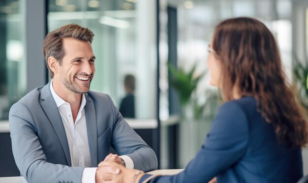 El gerente de entrevista de trabajo exitoso estrecha la mano con el nuevo empleado