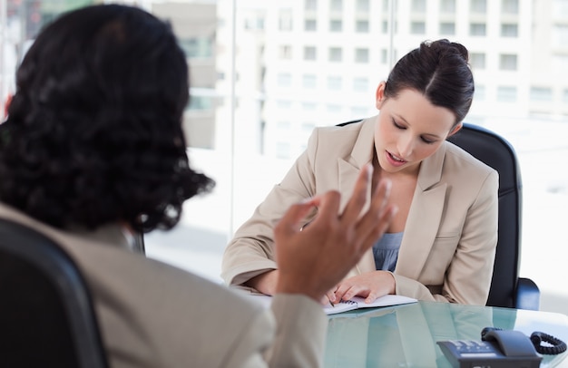 Gerente entrevistando a un solicitante masculino