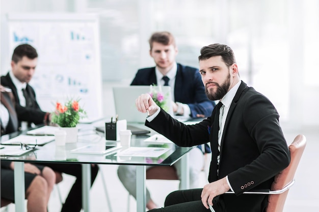 Gerente y equipo empresarial para discutir la presentación de una nueva f