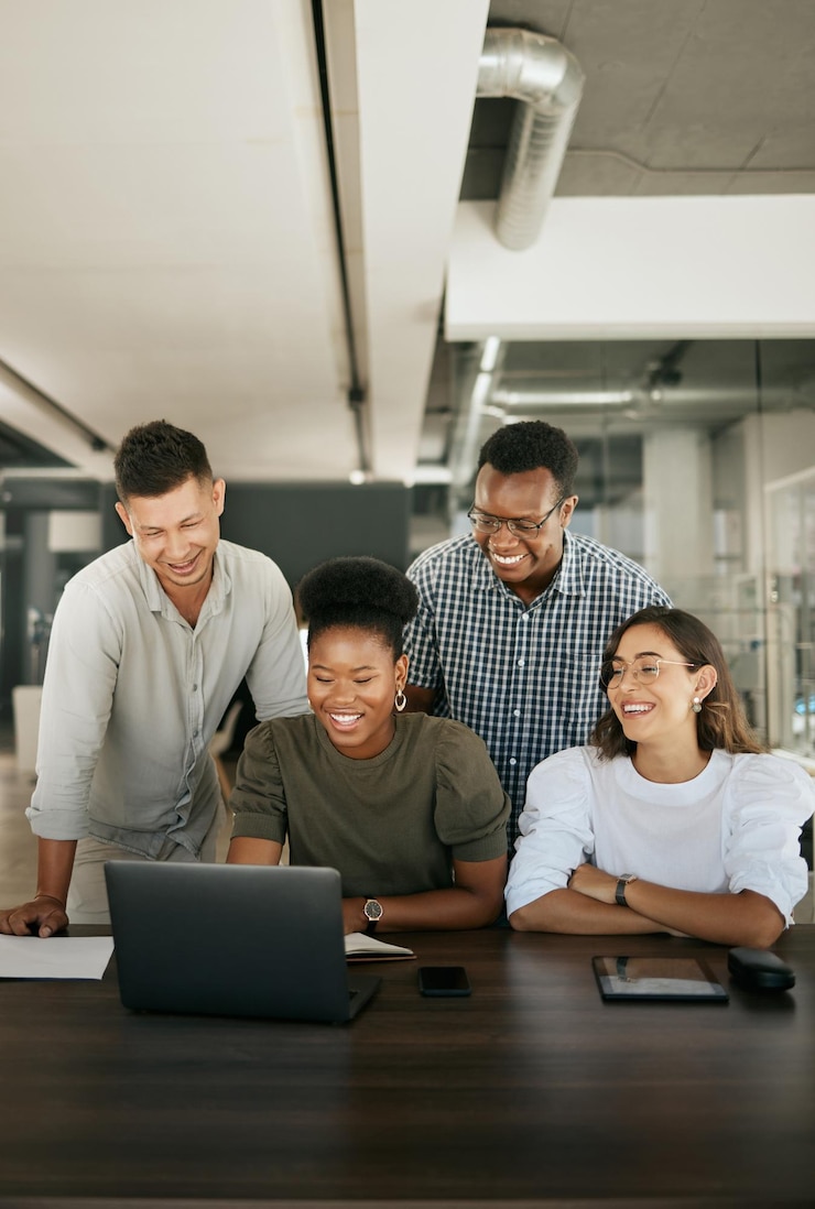 Foto gerente equipo feliz y gente de negocios en la computadora portátil para planificar el aprendizaje o el entrenamiento de equipo de computadora y discusión capacitación y solución para el desarrollo de productos en la oficina de inicio creativo juntos