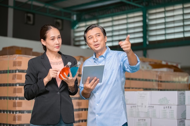 Gerente de fábrica hablando con el equipo de control de calidad en la fábrica de alimentos para exportar negocios de calidad de alimentos al cliente