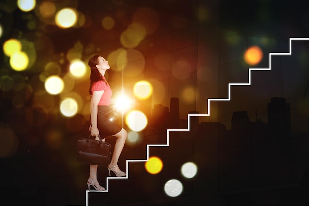Gerente femenina sube escaleras con luces brillantes