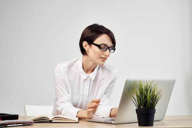 Gerente feminina no escritório com óculos de estilo de vida de estúdio de autoconfiança