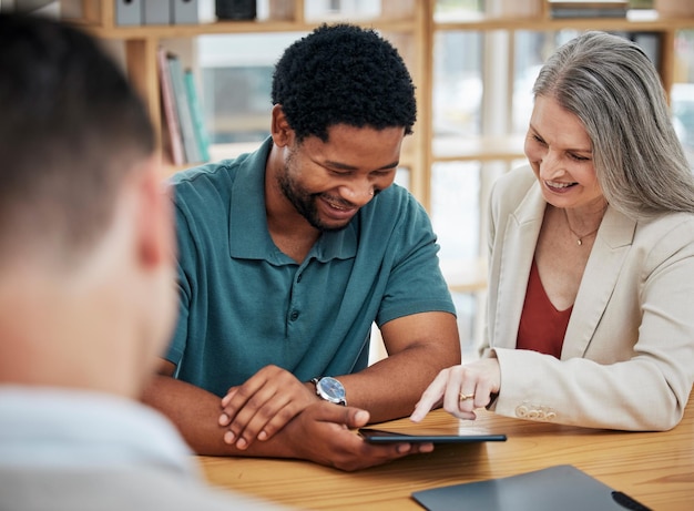 Foto gerente feminino chefe ou líder reunido com um funcionário com um tablet digital supervisor de projeto estagiário discute trabalho on-line ou relatório na sala de reuniões empresário e senhora falam desenvolvimento de estratégia