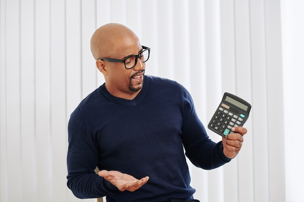 Gerente financeiro com calculadora