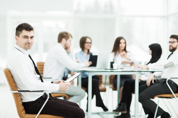 Gerente financiero antecedentes reunión de negocios socios comerciales.