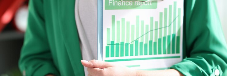 Foto gerente financiero femenino sosteniendo portapapeles con documentos adjuntos cerca del informe financiero