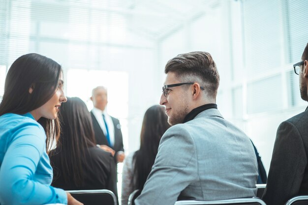 Gerente financiero realizando un informe en una reunión con el grupo de trabajo. negocios y educación