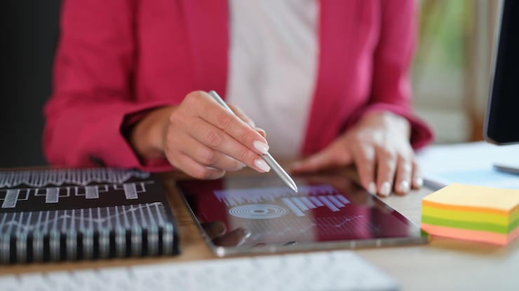 Foto el gerente financiero trabaja con documentos financieros en tabletas en cotizaciones de análisis de mercado de oficina