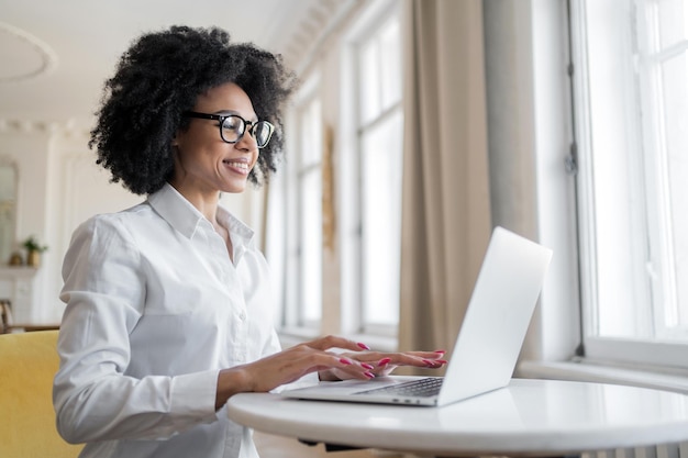 Gerente freelancer feminina trabalha no espaço de trabalho do escritório usa espaço de coworking para laptop