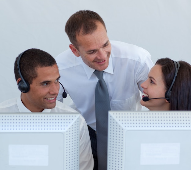 Foto gerente y gente de negocios en un galope de llamadas