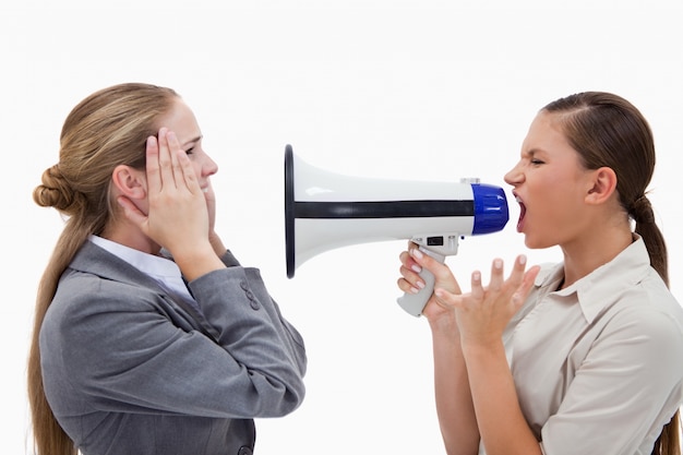 Foto gerente gritando com seu empregado através de um megafone