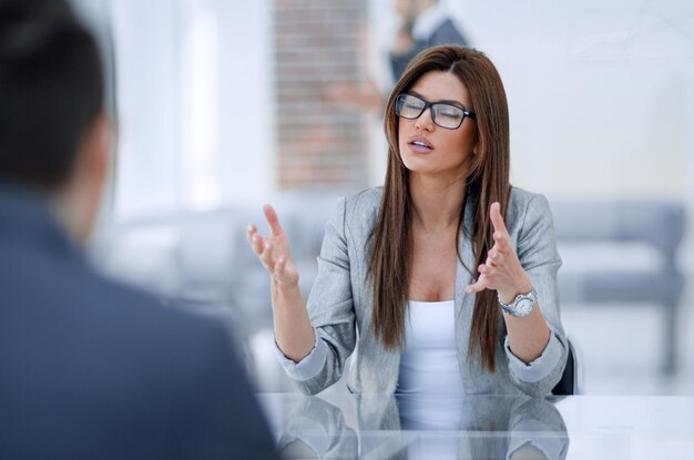 Gerente hablando con un cliente en una oficina moderna