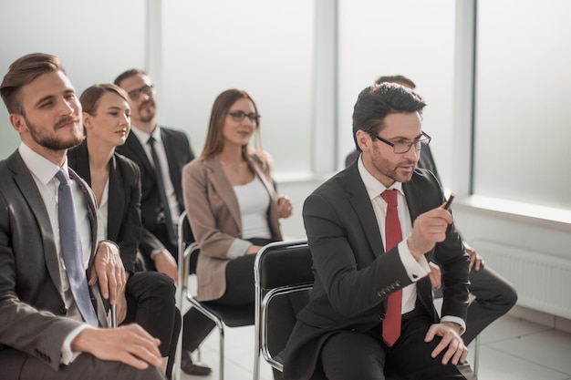 Gerente hace una pregunta en una reunión de negocios