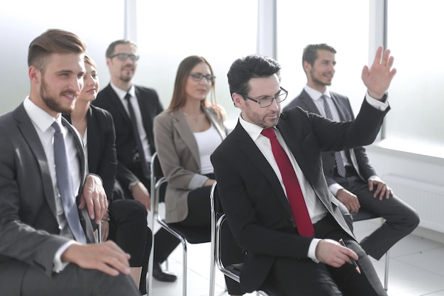 El gerente hace una pregunta en una reunión de negociosconcepto empresarial