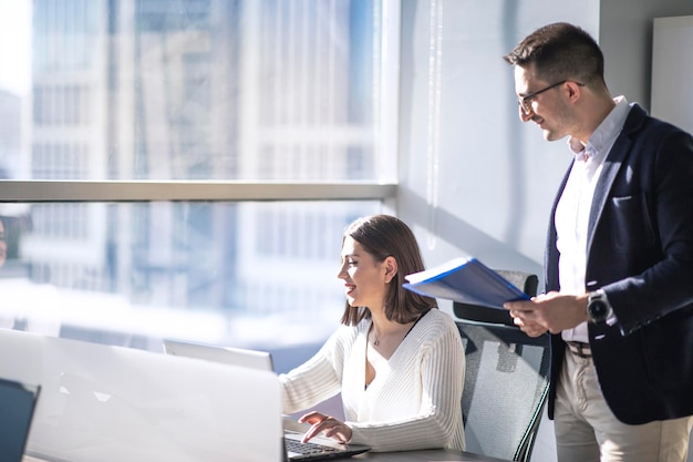 Gerente de hombre y analista de datos de mujer trabajando juntos en una oficina moderna