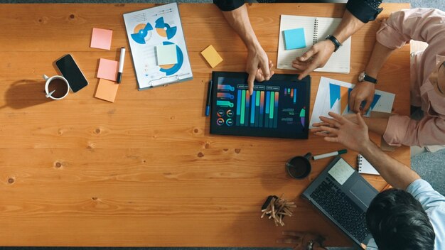 Gerente inteligente explica el gráfico financiero a un colega en la sala de reuniones Convocación
