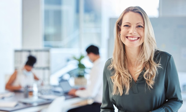 Gerente líder o directora ejecutiva con una misión y visión de sonrisa en la oficina y su equipo en segundo plano Gestión de liderazgo y éxito con una jefa y gente de negocios corporativos en el trabajo