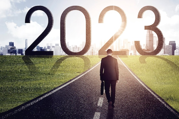 Gerente masculino caminando hacia el número 2023