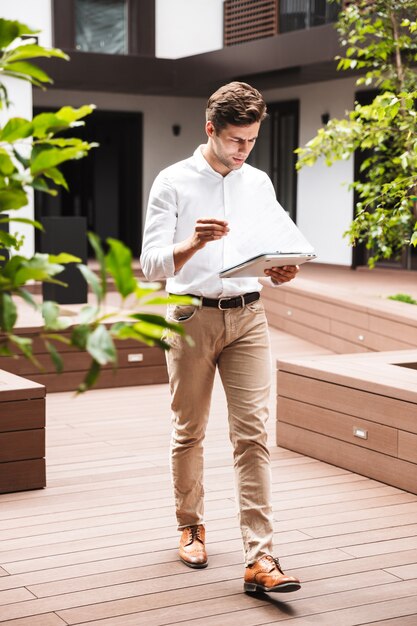 Gerente masculino jovem concentrado