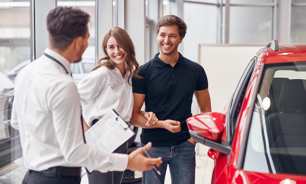 Gerente masculino vendendo carro para casal