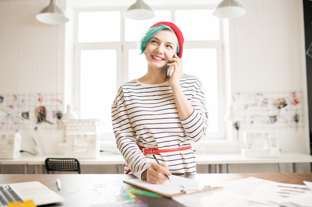 Gerente de moda femenina que trabaja en el taller