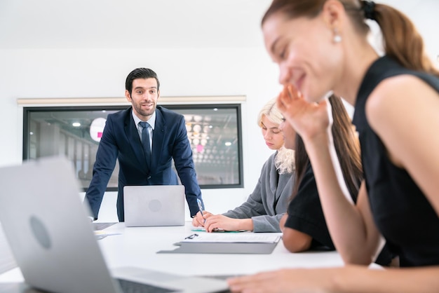 Foto el gerente de negocios se comunica con la reunión del grupo de trabajo en equipo de colegas de negocios para el éxito del trabajo comercial en línea y el proyecto en una oficina moderna en el centro