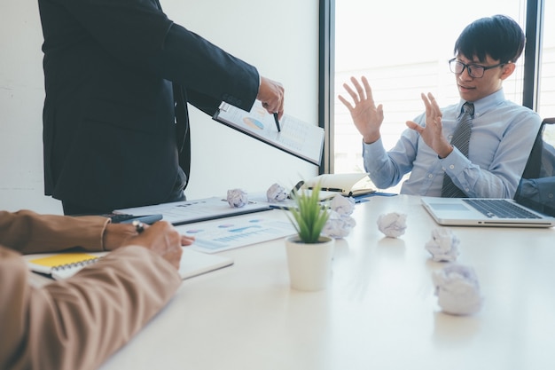 Gerente de negocios culpando al empleado que se estresa, mal trabajo, presión emocional, error en la oficina. Concepto de negocio culpable