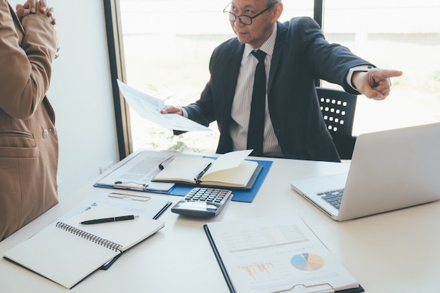 Foto gerente de negocios culpando al empleado que se estresa, mal trabajo, presión emocional, error en la oficina. concepto de negocio culpable