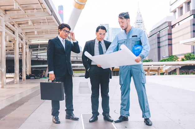 Gerente de negocios e ingeniero reunidos en el proyecto de construcción