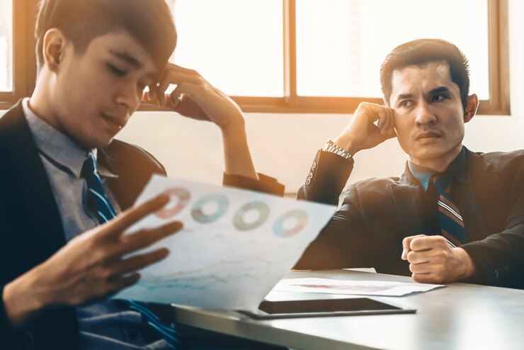 Foto gerente de negocios infeliz y joven hombre de negocios uds