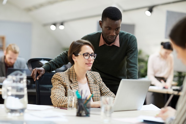 Gerente de negocios mujeres trabajando en oficina