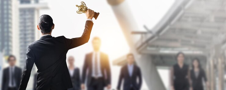 Foto gerente de negocios o jefe que sostiene el trofeo de oro campeón por el éxito del ganador y el premio al logro en el concepto de negocio