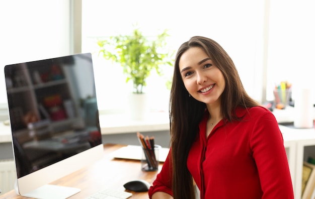 Gerente de oficina feliz en blusa roja