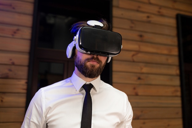 Gerente de oficina en ropa formal con gafas de realidad virtual vr