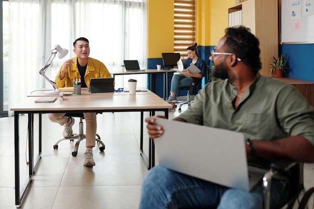 Gerente pedindo ajuda ao colega