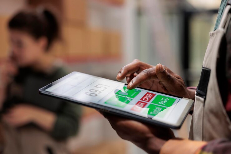 Foto gerente de una pequeña empresa que supervisa el inventario de bienes